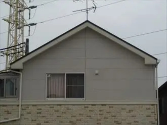 正面から見た切妻屋根